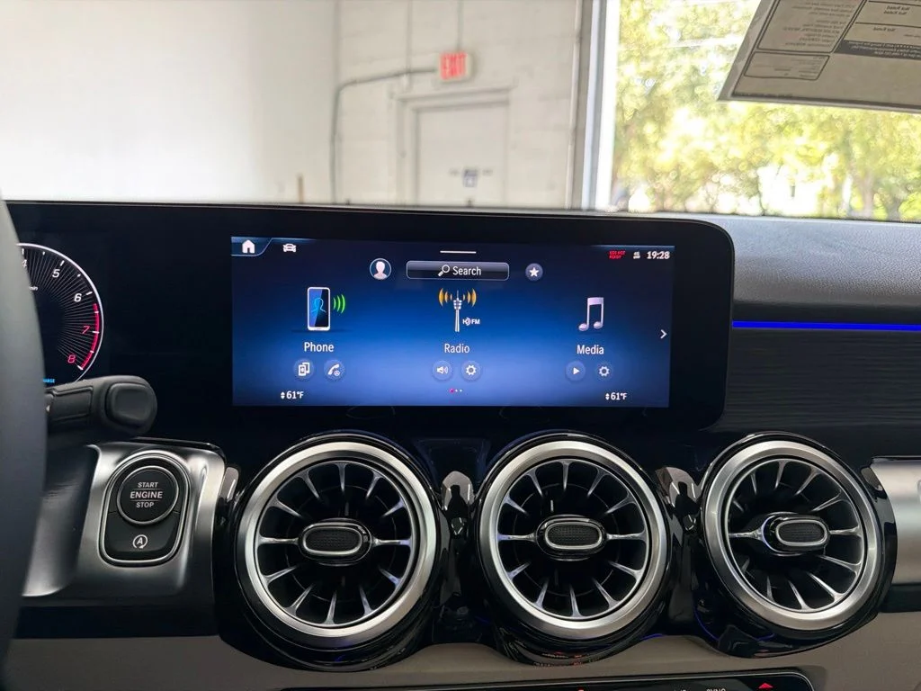 New 2026 White Mercedes-Benz GLB 250 image 32