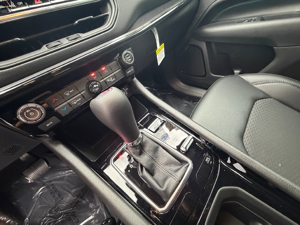 New 2026 Bright White Clear-Coat Exterior Paint Jeep Latitude image 22