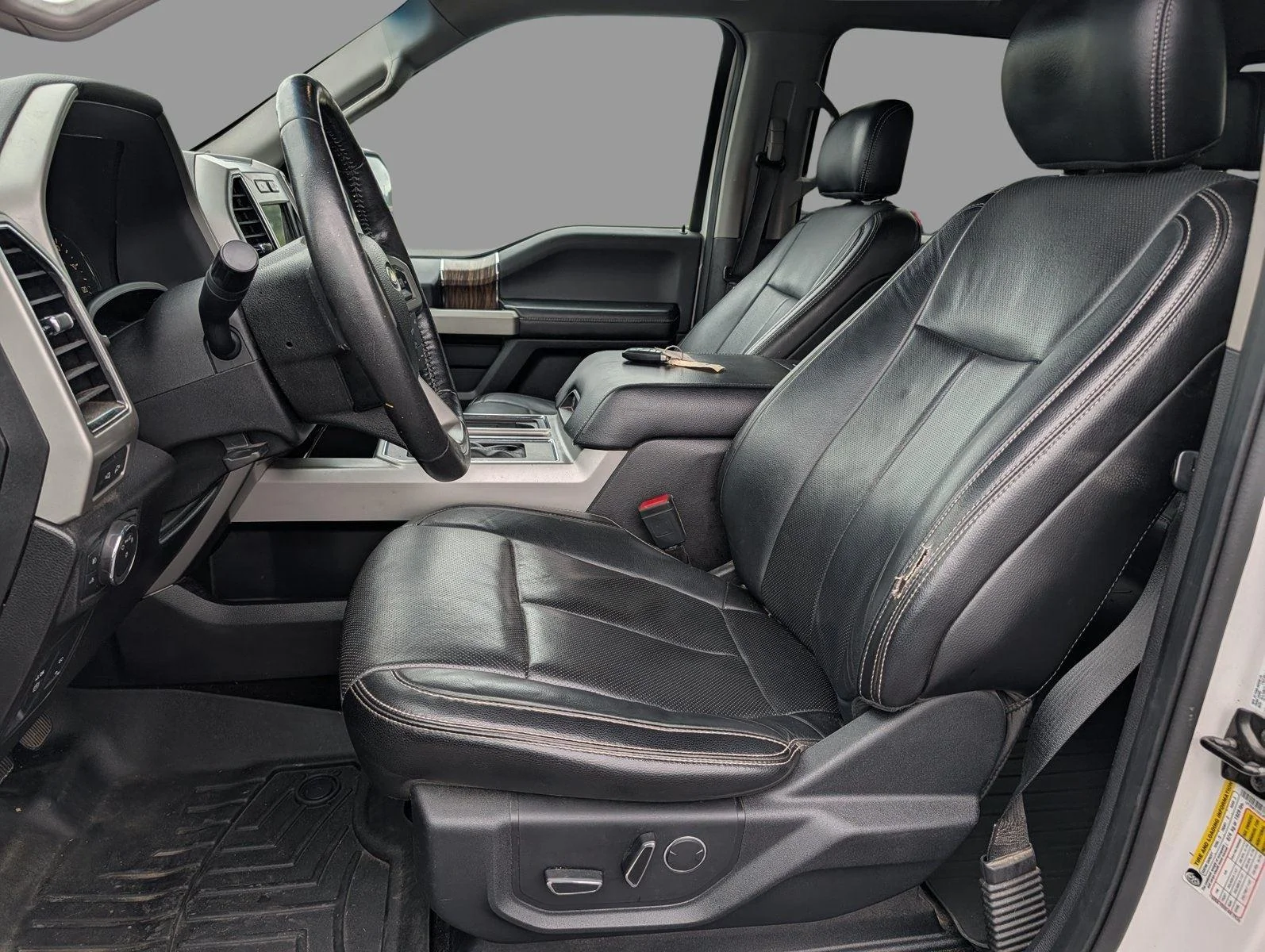 Used 2018 White Platinum Metallic Tri-Coat Ford LARIAT image 11