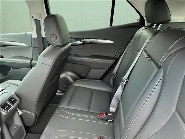 Used 2024 Green BMW xDrive28i image 10