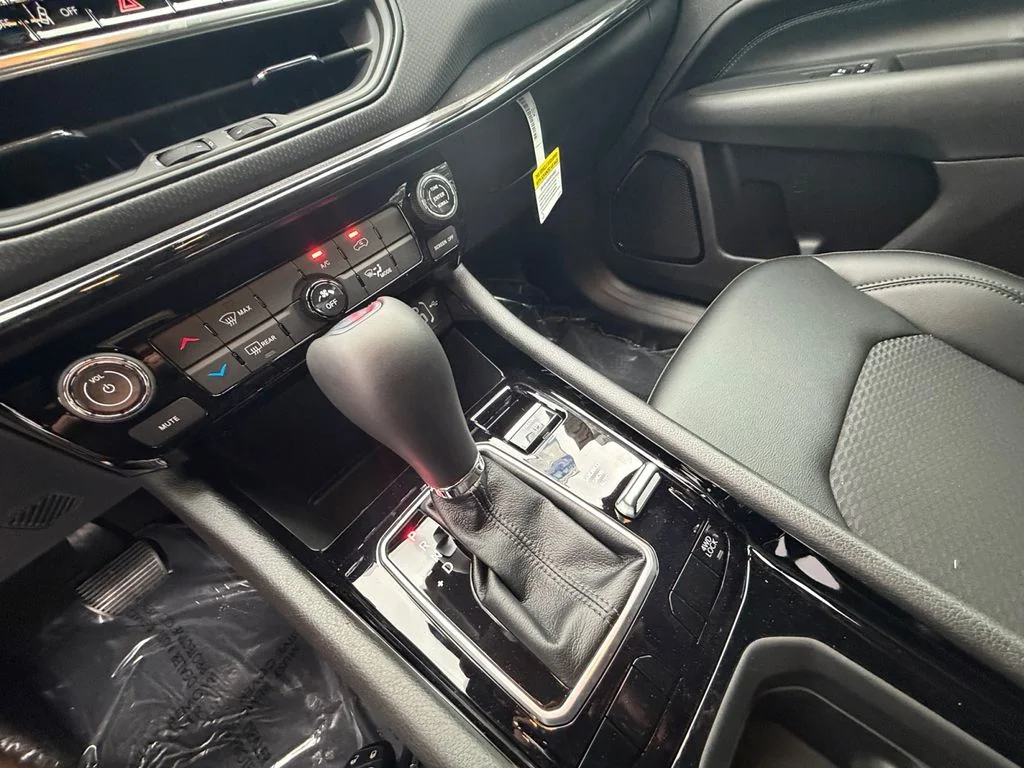 New 2026 White Jeep Latitude image 22