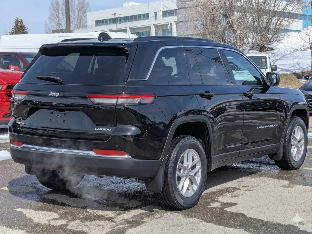 New 2026 Black Jeep Laredo - - 4x4 - Classic Theme - Heated Seats - Heated Steering - Remote Start & More! image 8