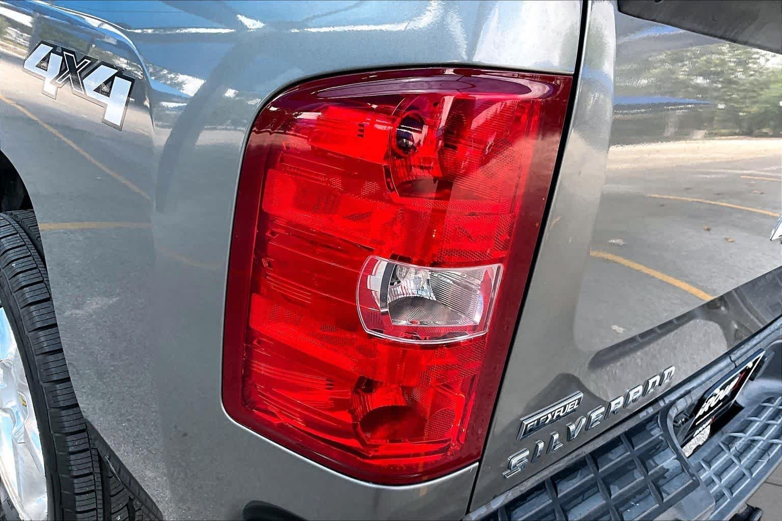 Used 2009 Graystone Metallic Chevrolet LT image 18