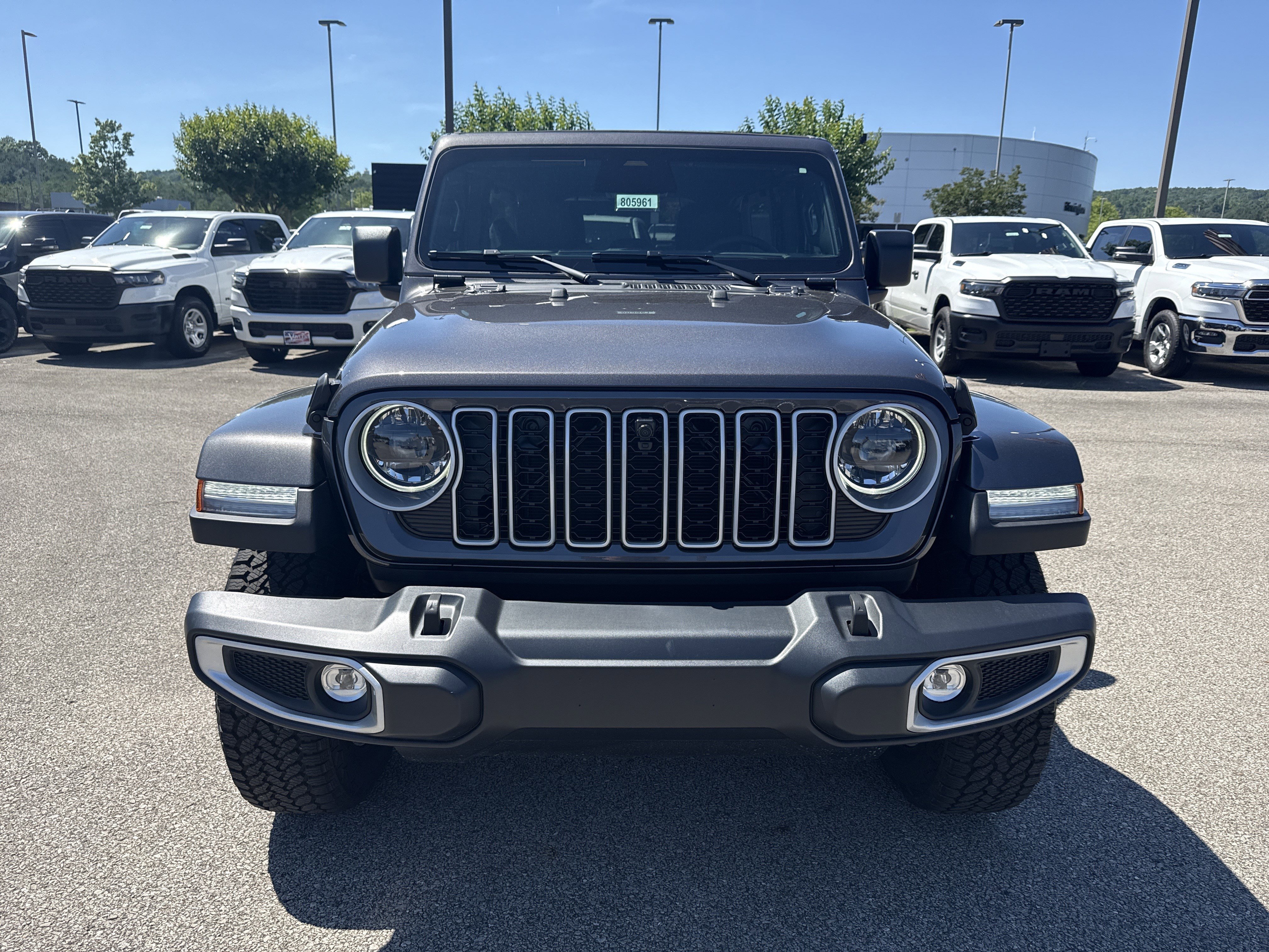 New 2026 Granite Crystal Metallic Clear-Coat Exterior Paint Jeep Sahara image 2