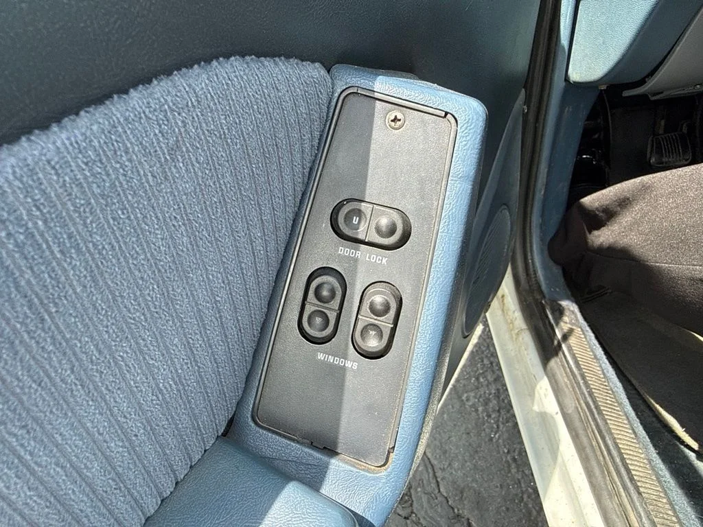 Used 1989 White Ford LX image 12