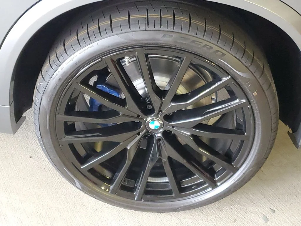 New 2026 Skyscraper Grey Metallic BMW M60i image 5