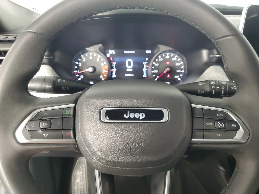 Used 2025 White Jeep Latitude image 24