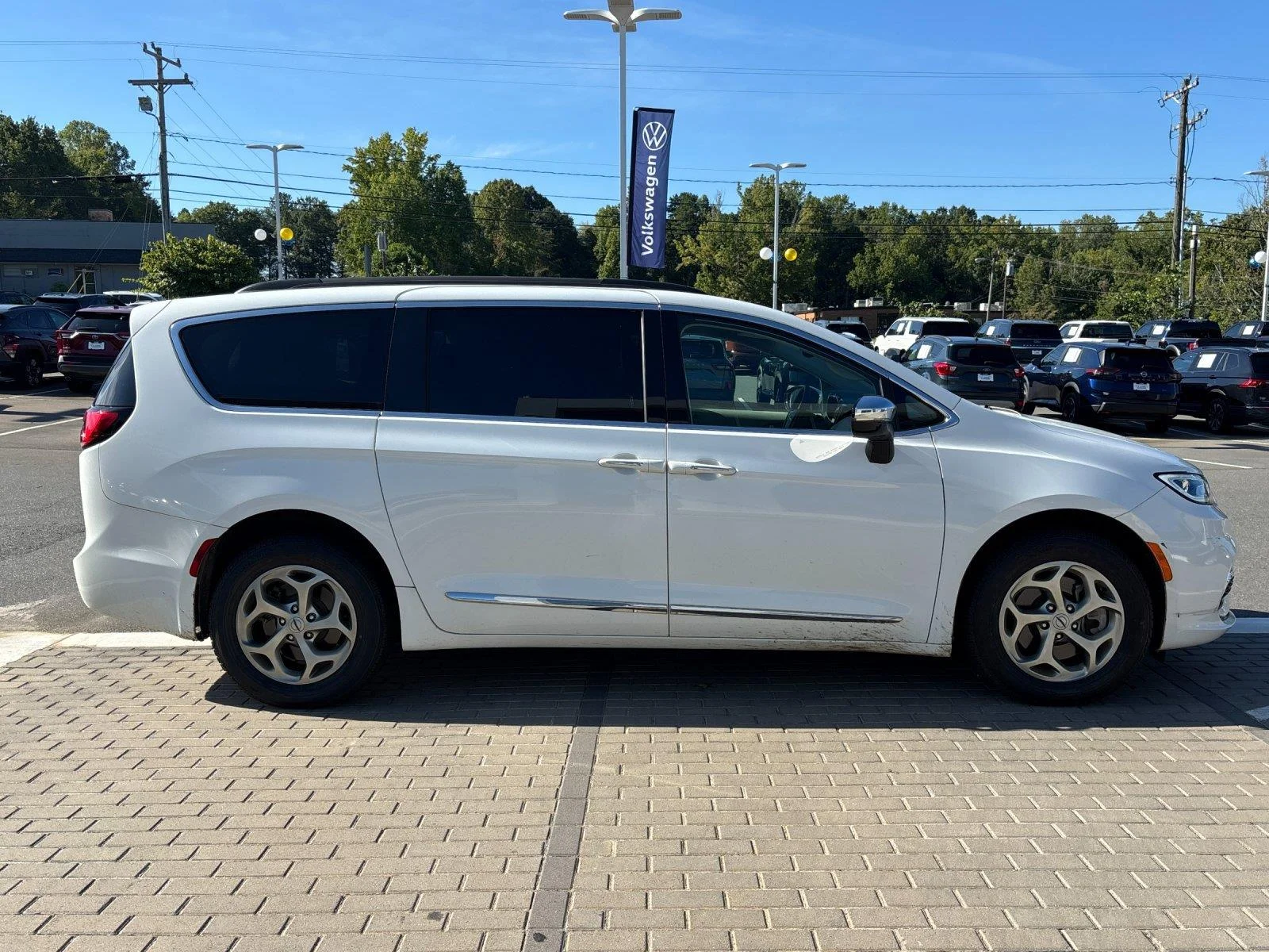 Used 2023  Chrysler Limited image 6