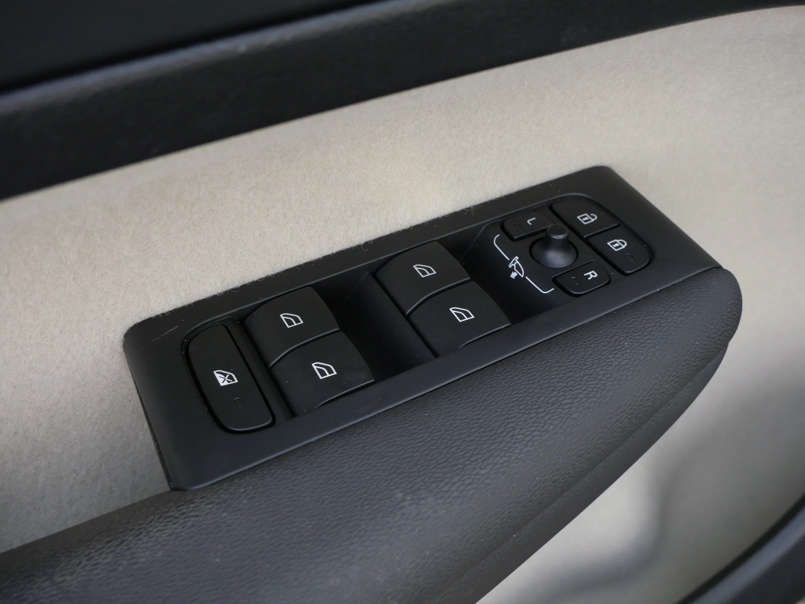 Used 2024 Silver Dawn Metallic Volvo Plus Dark Theme image 19