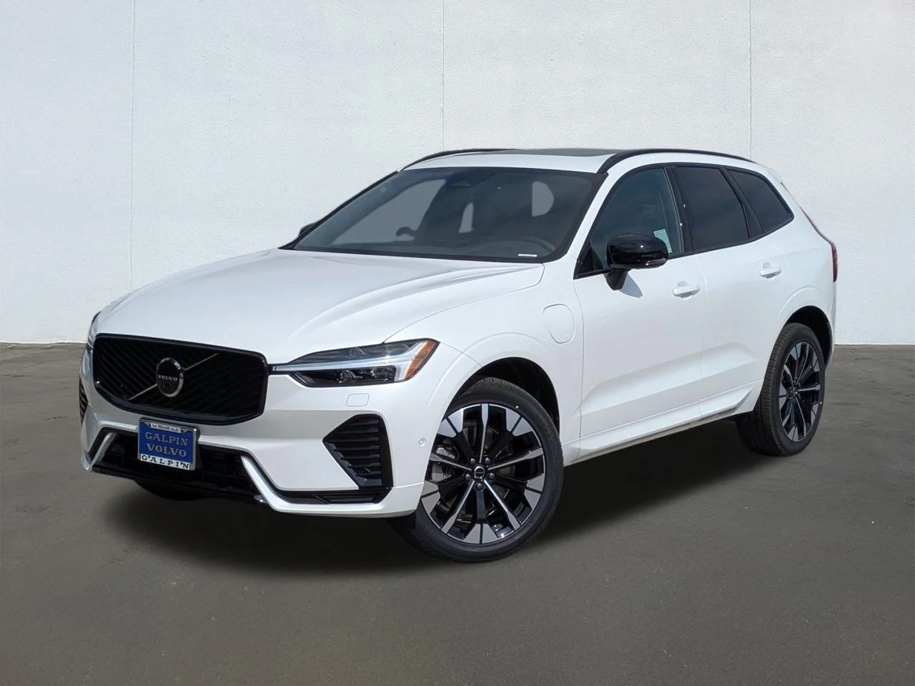 2026 Volvo XC60 T8 Plus Dark AWD's photo