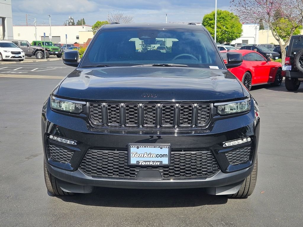 New 2025 Diamond Black Crystal Pearl-Coat Exterior Paint Jeep Limited image 9