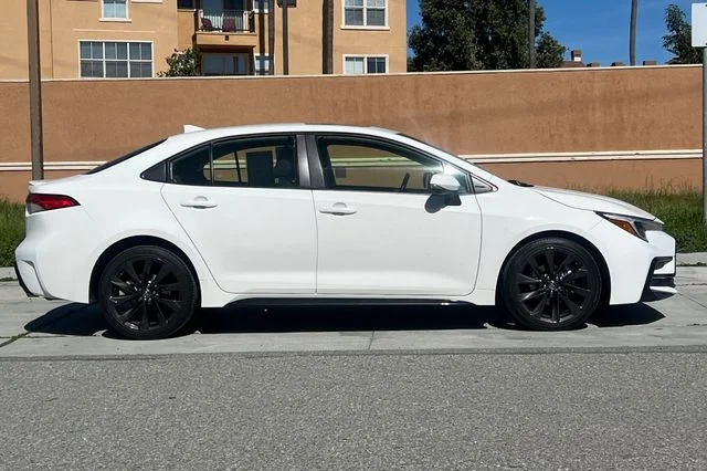 Used 2024 Ice Toyota SE image 3