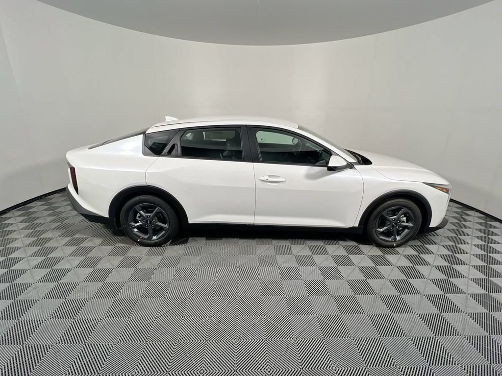 New 2026 Snow White Pearl Kia LXS image 2