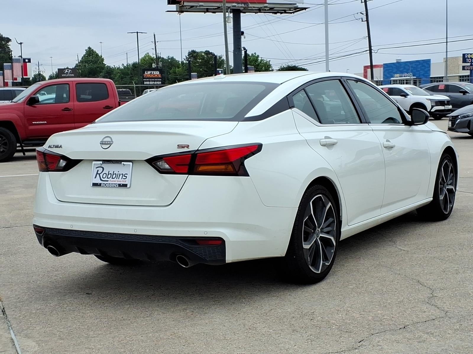 2023 Nissan Altima 2.5 SR White at G Motors