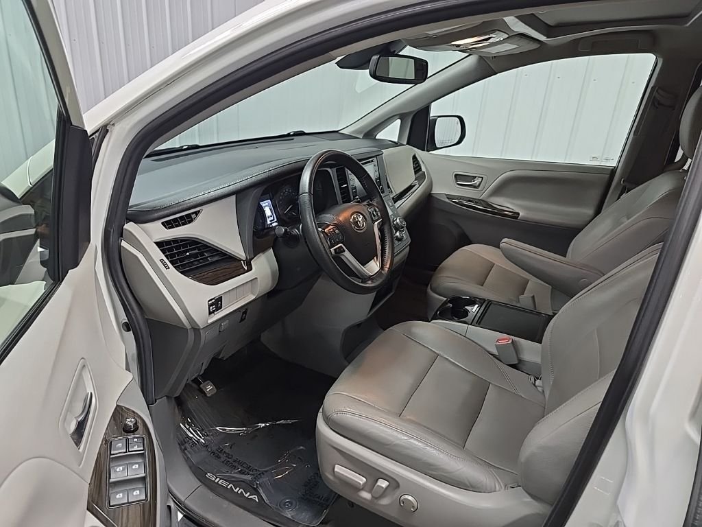 Used 2020 White Toyota XLE image 29