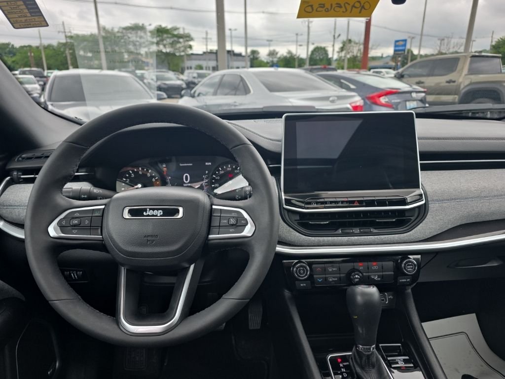 Used 2023 Gray Jeep Latitude image 13