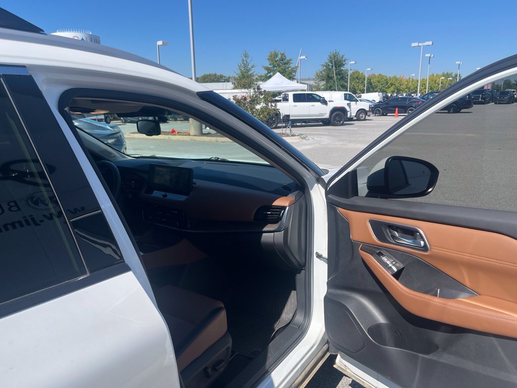Certified Used 2025 White Nissan Platinum image 9