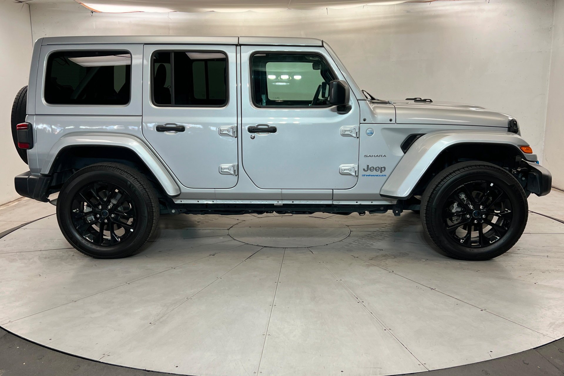 Used 2024 Silver Zynith Clearcoat Jeep Sahara image 7