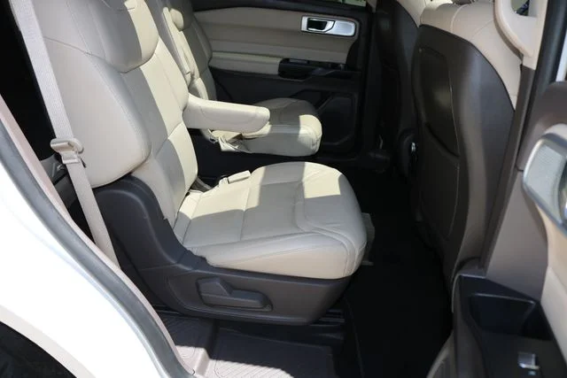 Used 2020 White Metallic Ford Platinum image 36