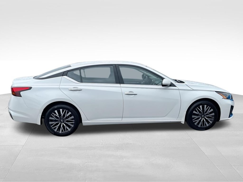Used 2023 White Nissan 2.5 SV image 9