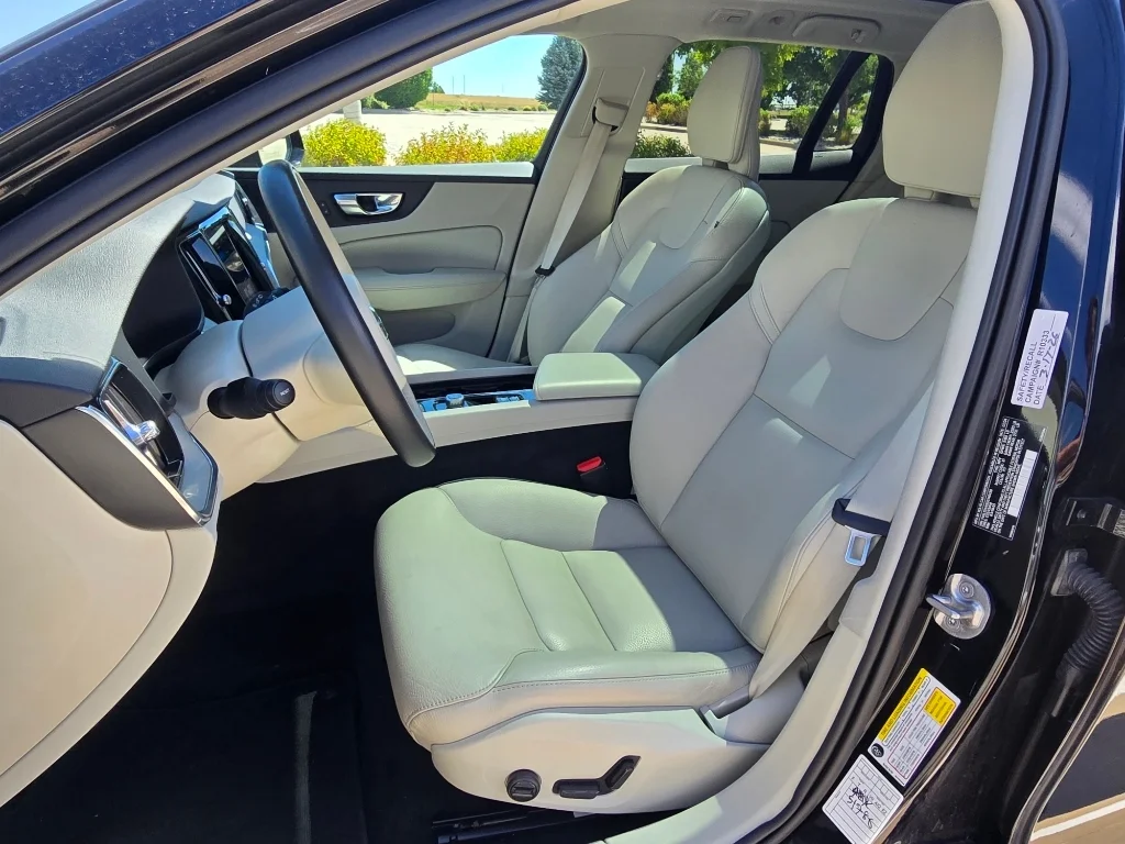 Used 2025 Onyx Black Metallic Volvo Plus image 14