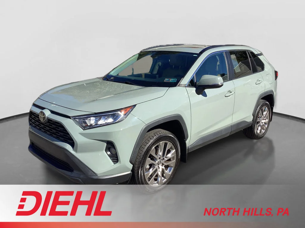 Used 2020  Toyota XLE Premium image 1