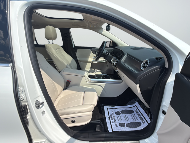 Used 2021 White Mercedes-Benz GLA 250 image 25