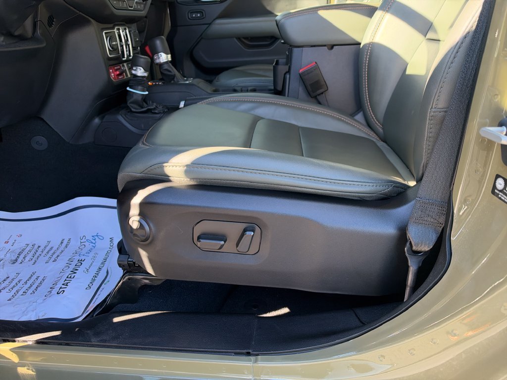 Used 2025 Green Jeep Mojave image 9