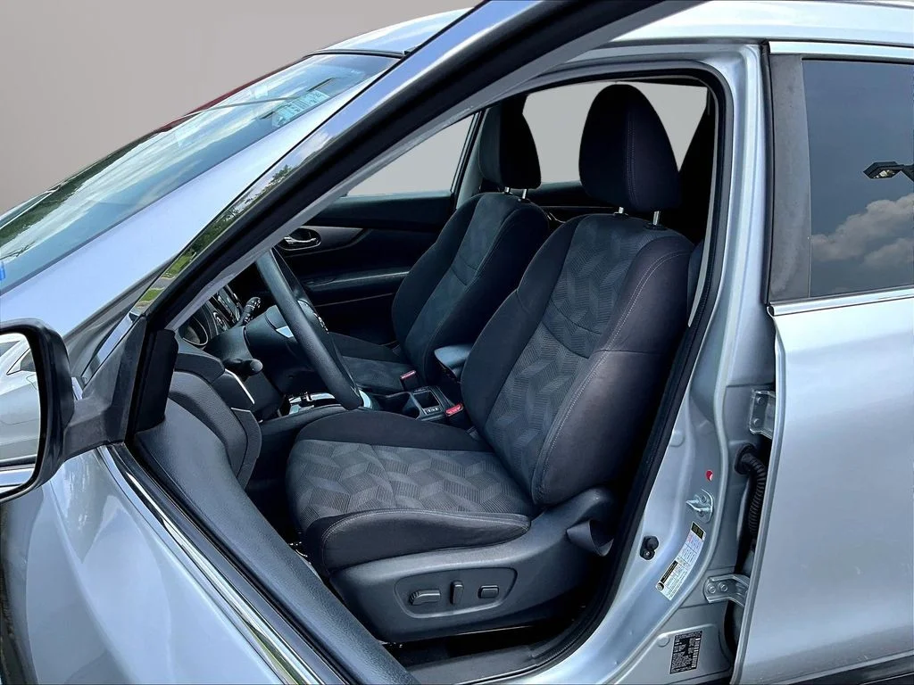 Used 2016 Brilliant Silver Nissan SV image 21