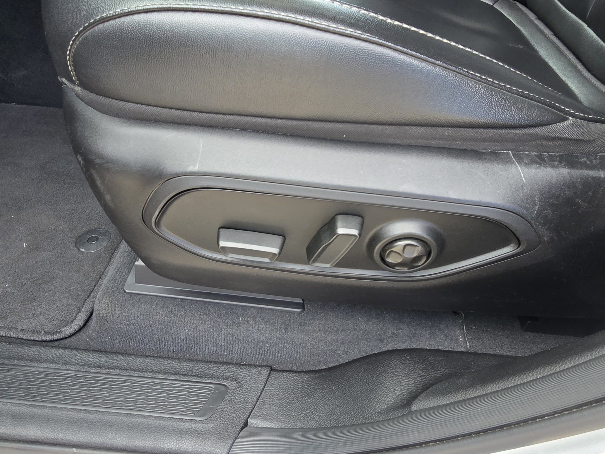Used 2023 Silver Zynith Jeep 4xe image 15