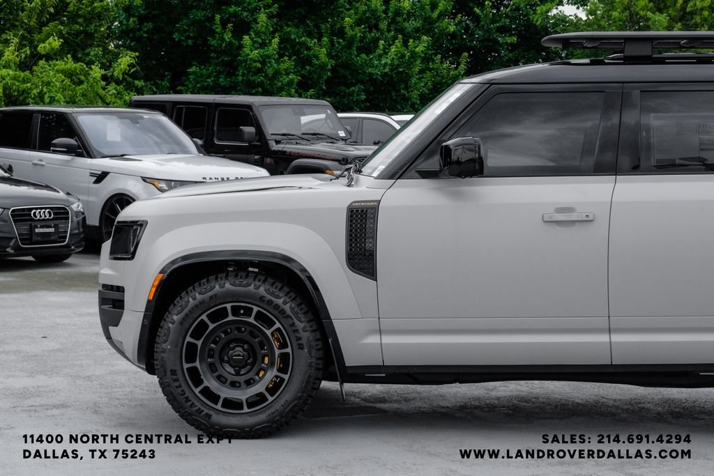New 2026 Borasco Grey Metallic Land Rover OCTA image 10