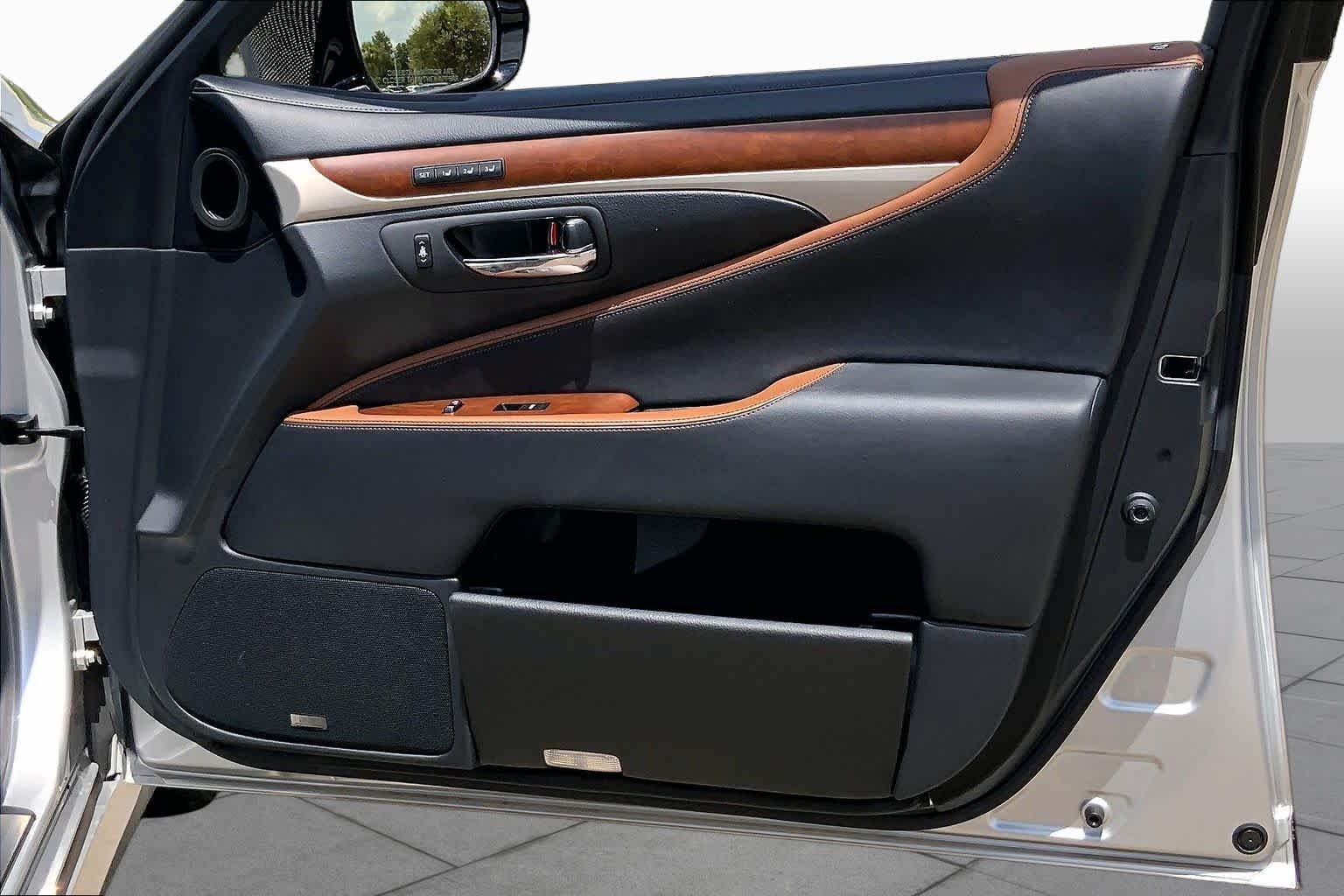 Used 2015 Liquid Platinum Lexus  image 23