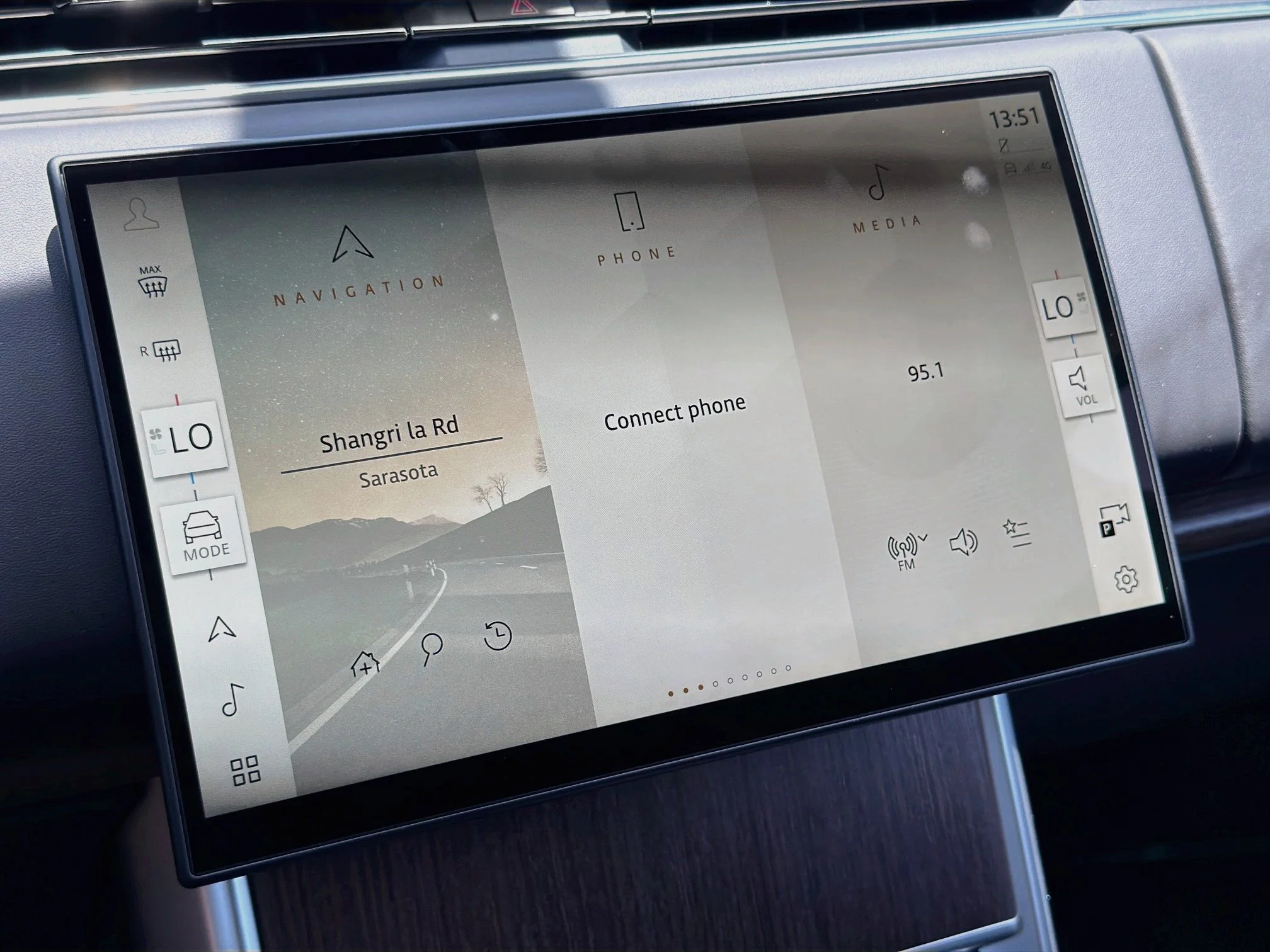 New 2026 Fuji White Land Rover SE image 33