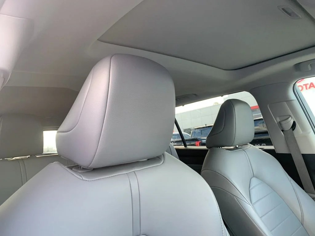 Used 2020 White Toyota XLE image 19