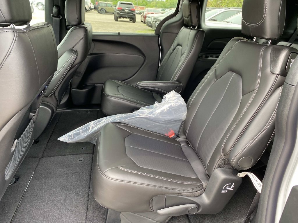 New 2027 Bright White Clear-Coat Paint Chrysler Select image 7
