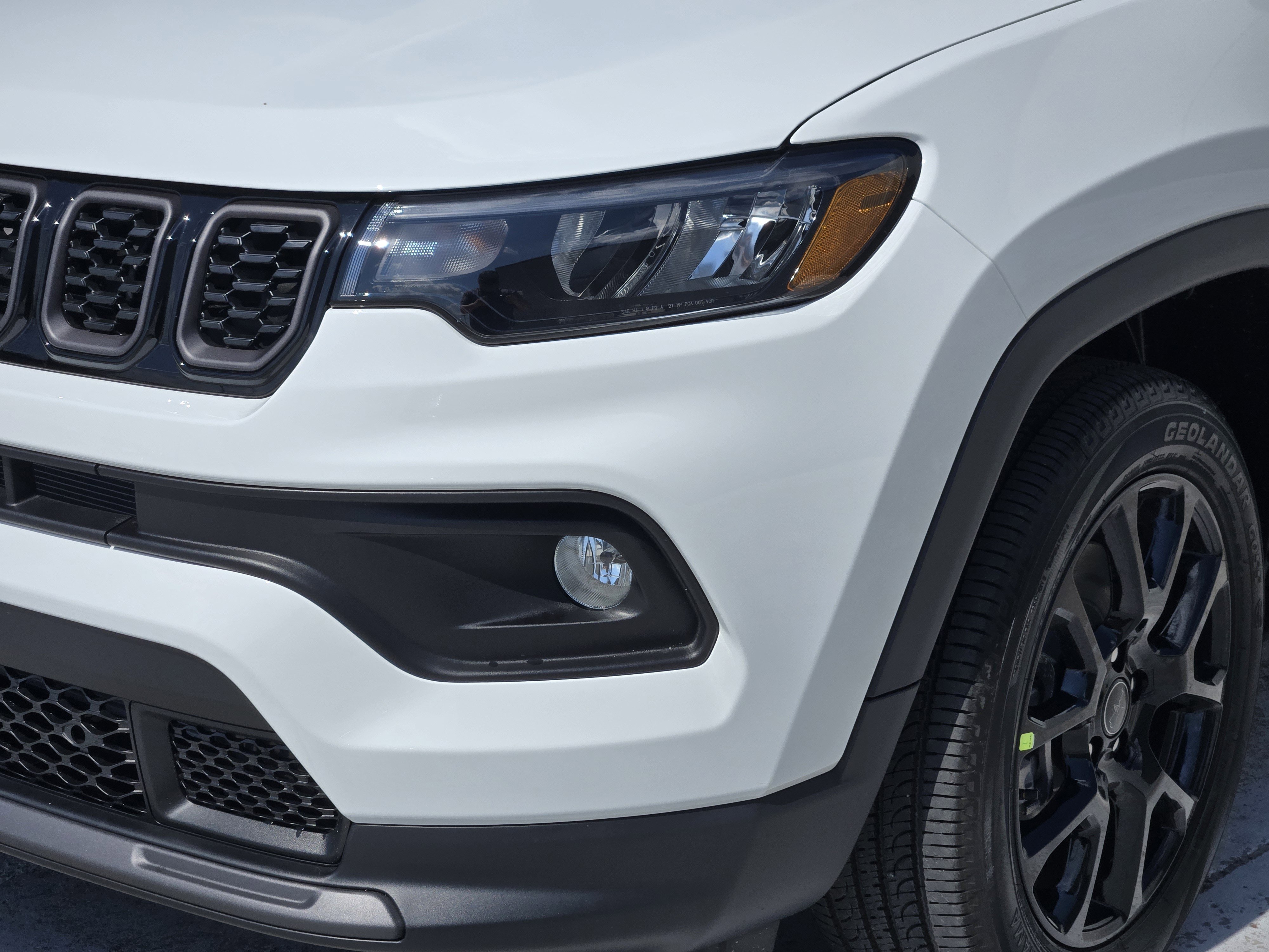 New 2026 Bright White Clear-Coat Exterior Paint Jeep Latitude Altitude image 6