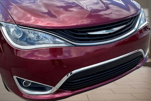 Used 2018 Red Chrysler Limited image 29