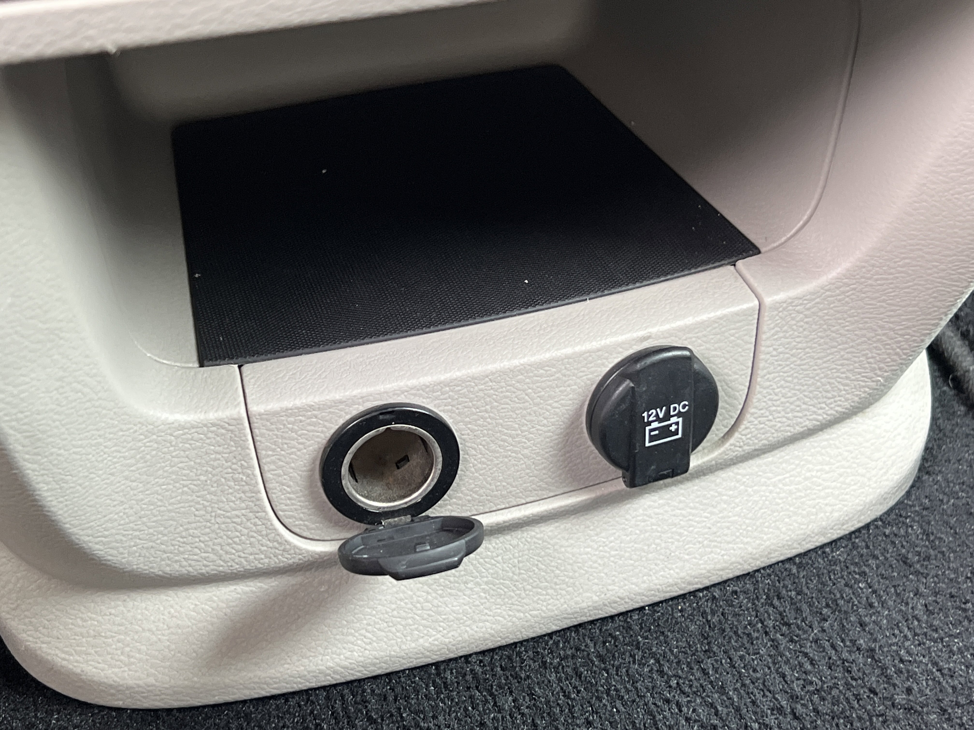 Used 2019 Black Onyx Crystal Pearlcoat Dodge SE image 29