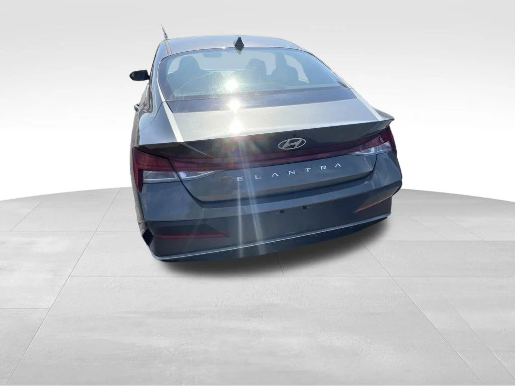 Used 2025 Gray Hyundai SEL Convenience image 21