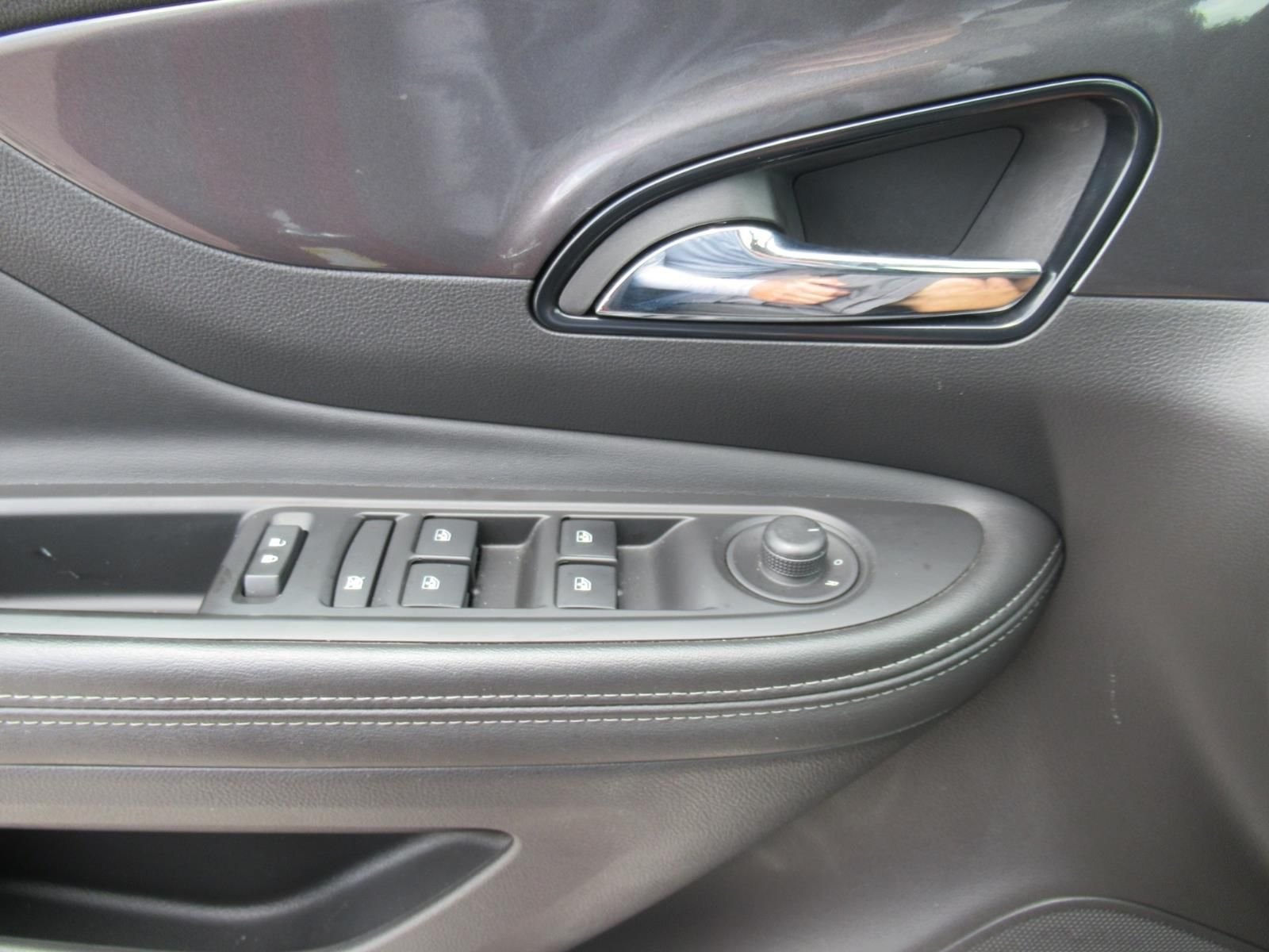 Used 2022  Buick Preferred image 21