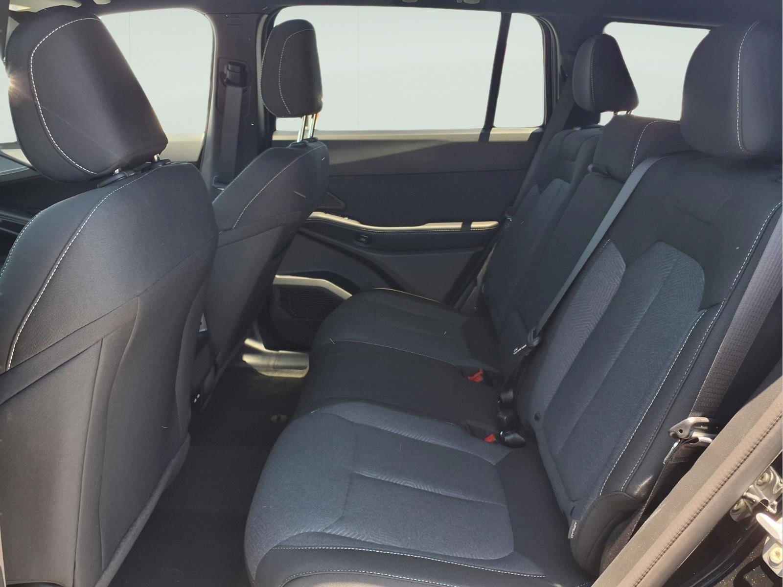New 2026 Diamond Black Crystal Pearl-Coat Exterior Paint Jeep Laredo image 9