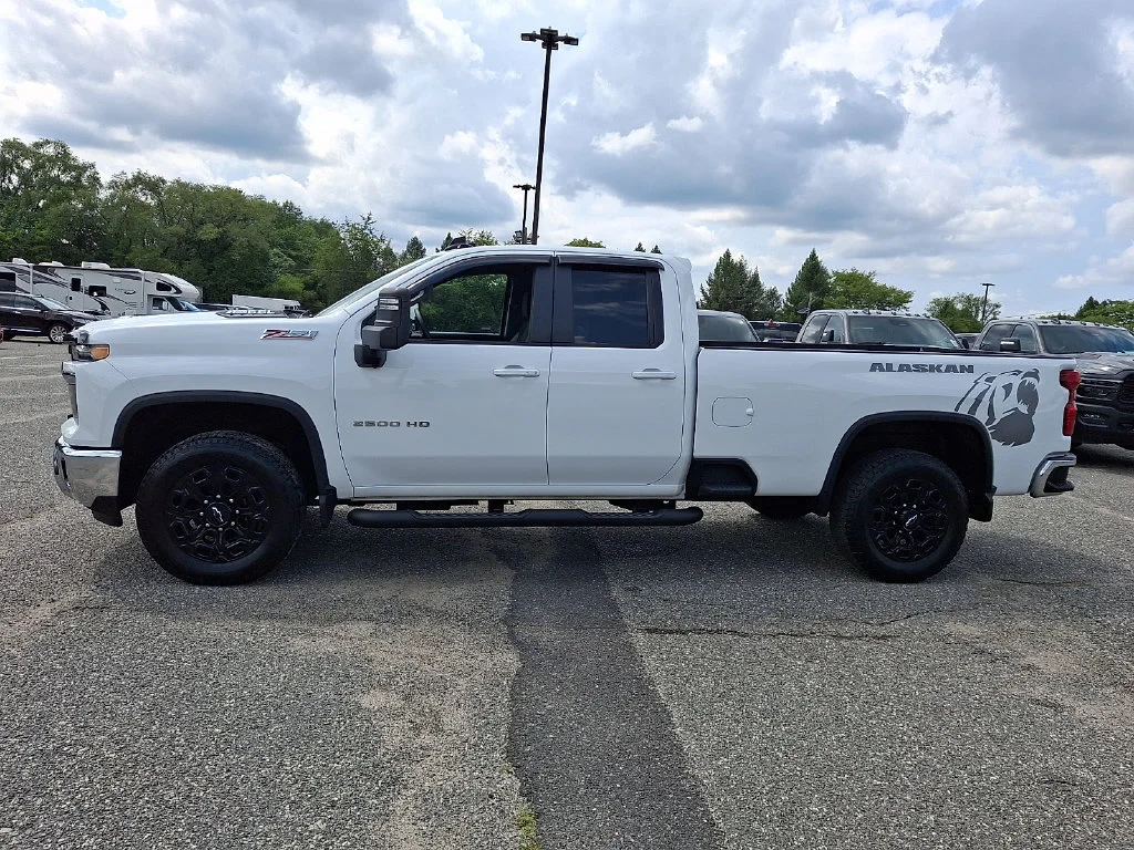 Used 2024 Summit White Chevrolet LT image 7