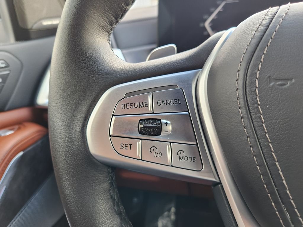 Used 2023 White Metallic BMW xDrive40i image 28