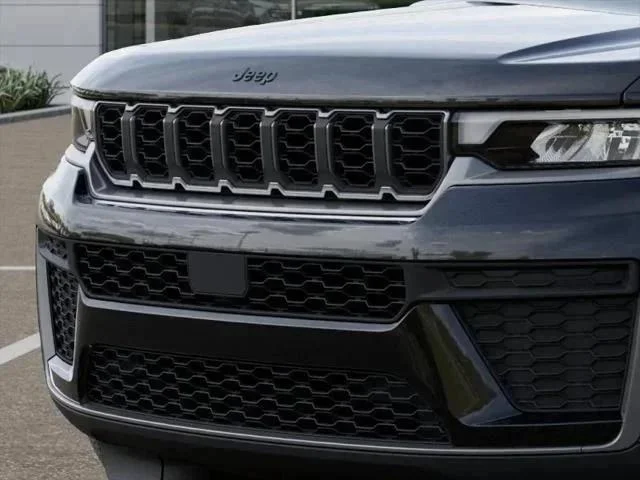 New 2026 Diamond Black Crystal Pearlcoat Jeep Laredo image 115