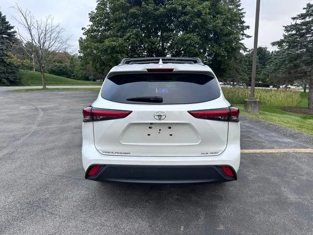 Used 2023 Off-white Toyota XLE image 4