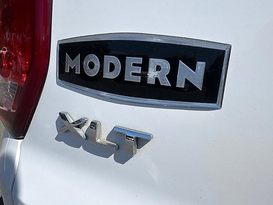 Used 2018 White Platinum Clearcoat Metallic Ford XLT image 25