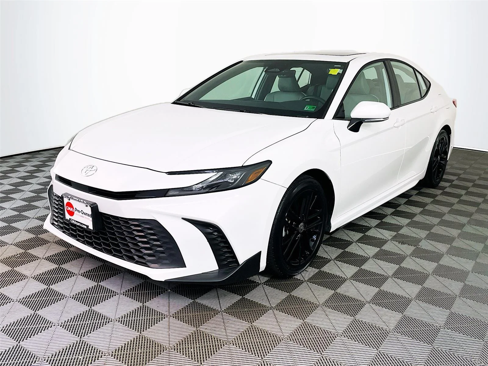 Used 2025 Ice Cap Toyota SE image 3