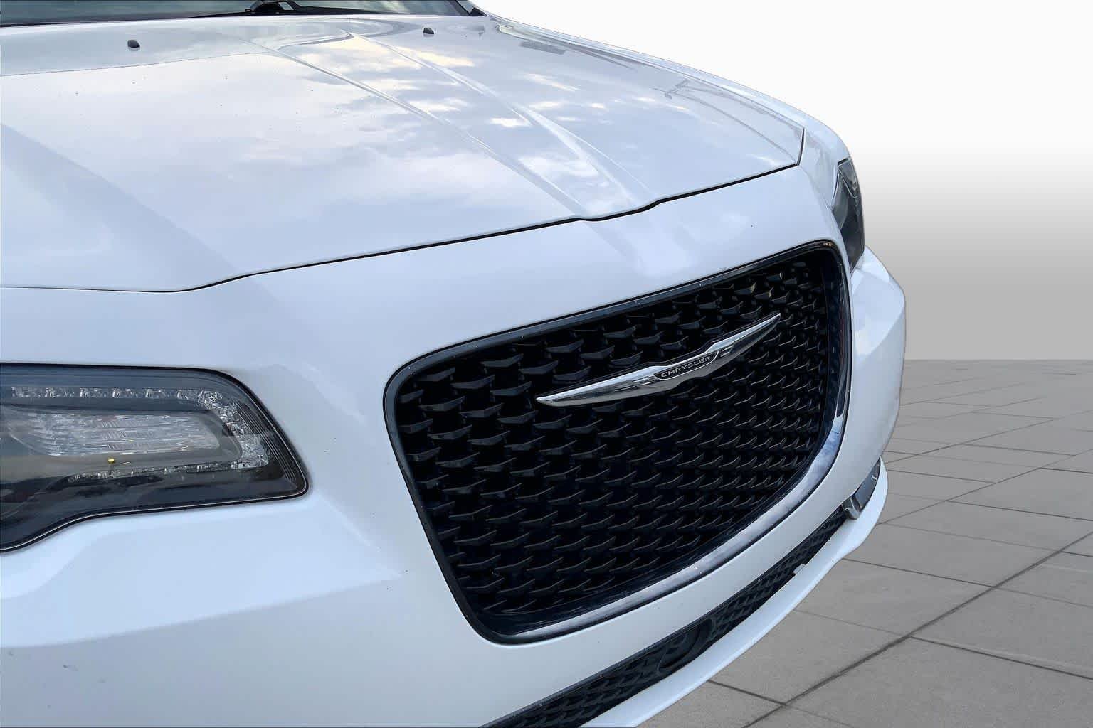 Used 2018 Bright White Clearcoat Chrysler 300S image 27