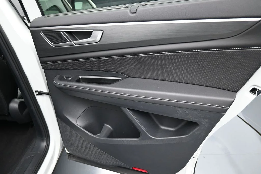 2025 Volkswagen Atlas Cross Sport SE w/Tech - Photo 17