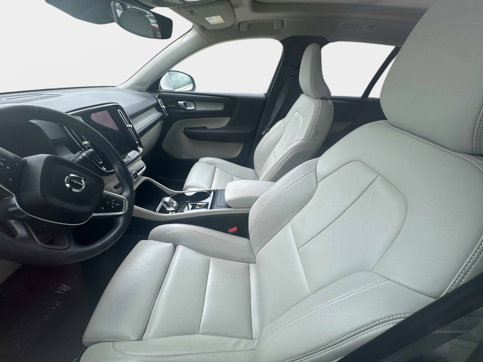 Used 2025 Crystal White Pearl Volvo Ultra Bright Theme image 9